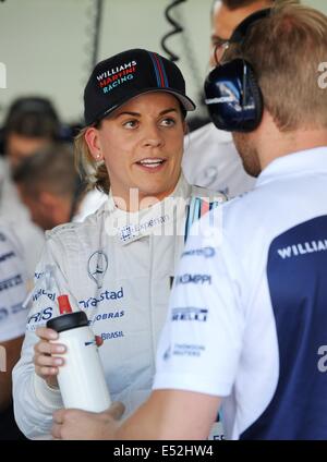 Hockenheim, Germania. 18 Luglio, 2014. British Formula One driver Susie Wolff dal team Williams si erge nel garage del team durante la prima sessione di prove libere all'Hockenheimring race track di Hockenheim, in Germania, il 18 luglio 2014. Il Gran Premio di Formula Uno di Germania avrà luogo il 20 luglio 2014 all'Hockenheimring. Foto: BERND WEISSBROD/dpa/Alamy Live News Foto Stock