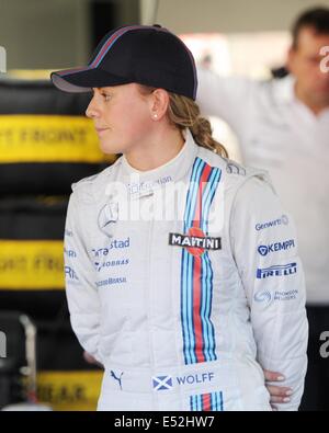 Hockenheim, Germania. 18 Luglio, 2014. British Formula One driver Susie Wolff dal team Williams si erge nel garage del team durante la prima sessione di prove libere all'Hockenheimring race track di Hockenheim, in Germania, il 18 luglio 2014. Il Gran Premio di Formula Uno di Germania avrà luogo il 20 luglio 2014 all'Hockenheimring. Foto: BERND WEISSBROD/dpa/Alamy Live News Foto Stock