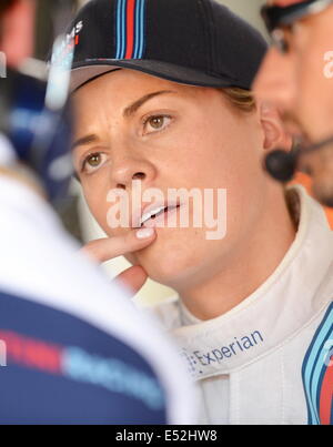 Hockenheim, Germania. 18 Luglio, 2014. British Formula One driver Susie Wolff dal team Williams si erge nel garage del team durante la prima sessione di prove libere all'Hockenheimring race track di Hockenheim, in Germania, il 18 luglio 2014. Il Gran Premio di Formula Uno di Germania avrà luogo il 20 luglio 2014 all'Hockenheimring. Foto: BERND WEISSBROD/dpa/Alamy Live News Foto Stock