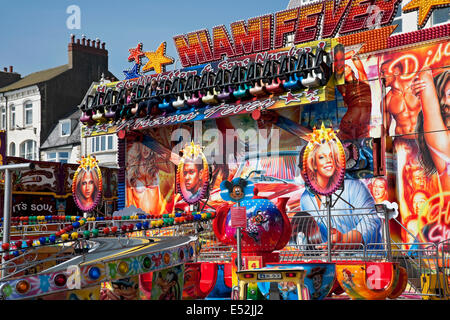 Giostre colorate della fiera in estate sul lungomare di Bridlington East Yorkshire Inghilterra Regno Unito Gran Bretagna Foto Stock