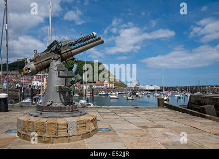 Cannone Vickers da 14 libbre all'ingresso del lungomare di Scarborough Marina in estate North Yorkshire Inghilterra Regno Unito Gran Bretagna Foto Stock