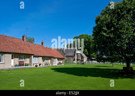 Cottage case case al Village Green in estate Hovingham North Yorkshire Inghilterra Regno Unito Gran Bretagna Foto Stock