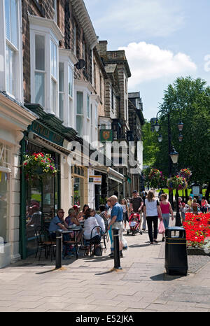 Persone sedute fuori pub bar e caffetterie in estate nel centro di Harrogate North Yorkshire Inghilterra Regno Unito Gran Bretagna Foto Stock