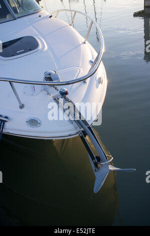 Anchor CQR su piccole powerboat rullo di prua Foto Stock