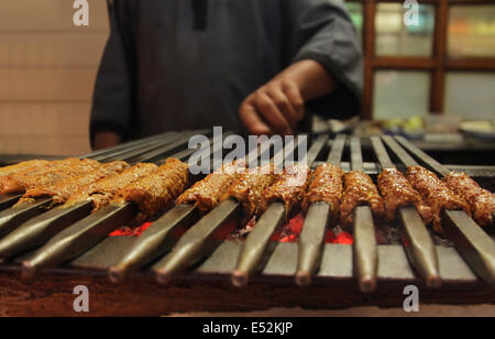 Sezione mediana del venditore ambulante preparazione seekh kabab Foto Stock