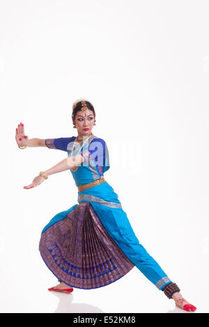 Per tutta la lunghezza della femmina indiano di eseguire la danza classica su sfondo bianco Foto Stock