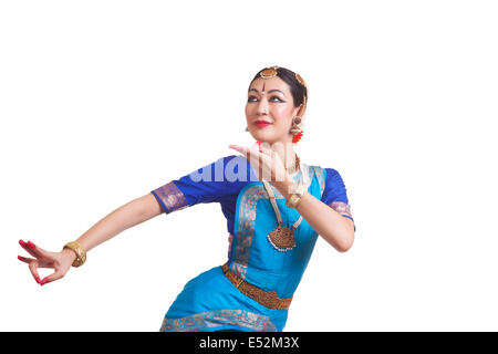 Giovane donna di eseguire Indian Bharat Natyam danza su sfondo bianco Foto Stock