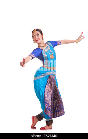 Per tutta la lunghezza della ballerina femmina eseguendo Bharatanatyam contro uno sfondo bianco Foto Stock
