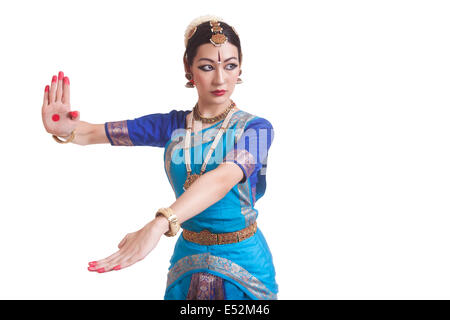 Bellissima ballerina di eseguire Bharatanatyam contro uno sfondo bianco Foto Stock