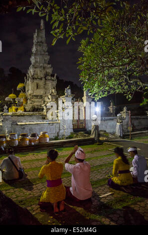 Denpasar, Bali, Indonesia. Adoratori che frequentano cerimonia religiosa in occasione della Luna Piena. Pura Jagatnatha Tempio. Foto Stock