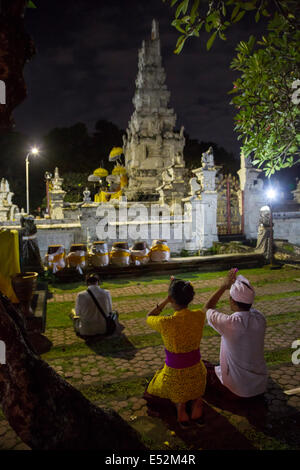 Denpasar, Bali, Indonesia. Adoratori che frequentano cerimonia religiosa in occasione della Luna Piena. Pura Jagatnatha Tempio. Foto Stock