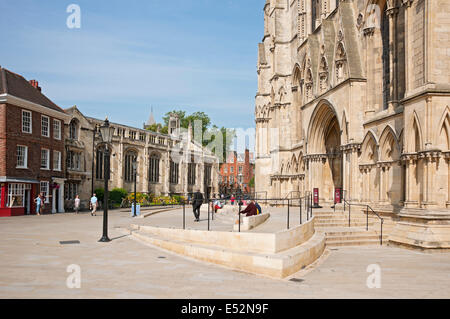 Persone turisti visitatori al transetto Sud e piazza del Minster in estate York North Yorkshire Inghilterra Regno Unito GB Gran Bretagna Foto Stock