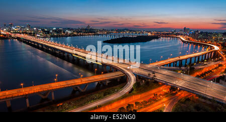 Un colorato tramonto sul Yeouido business district e il fiume Han di Seoul, Corea del Sud. Foto Stock