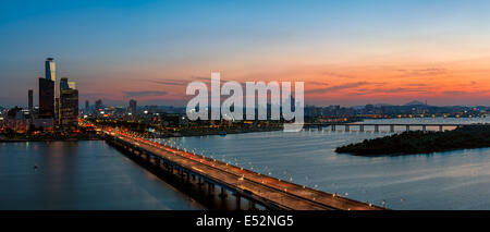 Un colorato tramonto sul Yeouido business district e il fiume Han di Seoul, Corea del Sud. Foto Stock