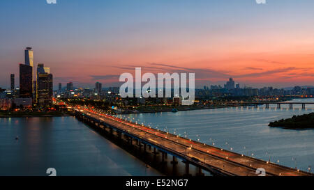 Un colorato tramonto sul Yeouido business district e il fiume Han di Seoul, Corea del Sud. Foto Stock