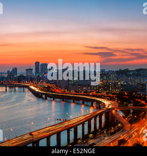 Un colorato tramonto sul Yeouido business district e il fiume Han di Seoul, Corea del Sud. Foto Stock