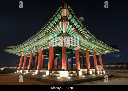 Un padiglione alla Fortezza di Hwsaeong in Suwon, Corea del Sud. Foto Stock