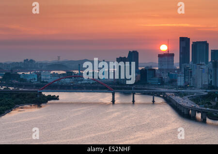 Un colorato tramonto sul Yeouido business district e il fiume Han di Seoul, Corea del Sud. Foto Stock