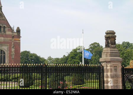 L'Aia, Paesi Bassi. 18 Luglio, 2014. Una bandiera delle Nazioni Unite vola a metà mast presso il Palazzo della Pace, la sede dell'ONU la Corte internazionale di giustizia dell'Aia, Paesi Bassi, 18 luglio 2014. Secondo un elenco più recente data dal malese Ministro dei trasporti Liow Tiong Lai, ci sono stati 173 i cittadini olandesi sulla Malaysia Airlines MH17, un Boeing 777-200, che era in volo da Amsterdam a Kuala Lumpur quando si è schiantato giovedì in Ucraina orientale con 298 passeggeri ed equipaggio a bordo. Credito: Pan Zhi/Xinhua/Alamy Live News Foto Stock