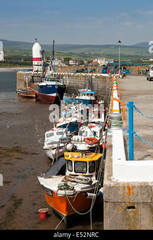 Isola di Man, la Porta Santa Maria, Porto, barche da pesca ormeggiate al quay al di sotto di faro Foto Stock