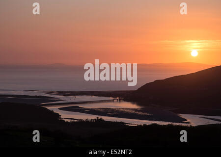 Sunset over Barmouth e il Mawddach Estuary con i lontani Llyn Peninsula, Galles del Nord, Regno Unito Foto Stock