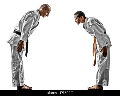 Due uomini di karate sensei e adolescente studente fighters combattimenti isolati su sfondo bianco Foto Stock
