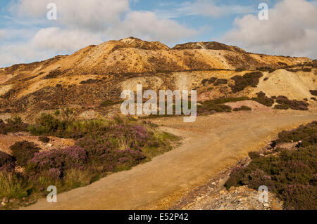 Parys di montagna di rifiuti di rame e di attrazione turistica Anglesey North Wales UK. Una volta che la più grande miniera di rame nel mondo. Foto Stock