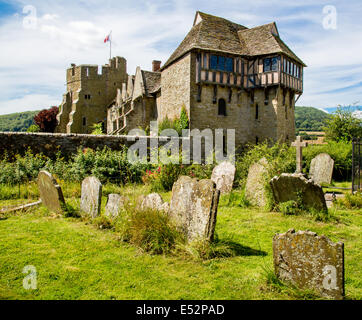 Il castello di Stokesay vicino a Ludlow Shropshire REGNO UNITO dalla chiesa adiacente cortile Foto Stock