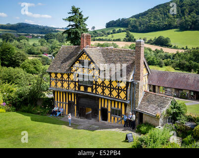 Il legno Gatehouse of Stokesay Castle vicino a Ludlow Shropshire Regno Unito e il paesaggio circostante dei boschi e dei campi Foto Stock