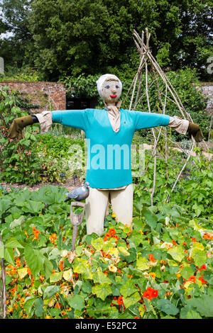 Lady glamour spaventapasseri nel giardino di una casa di campagna inglese Foto Stock