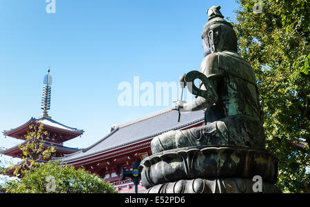Statua di Buddha seduto presso il Tempio di Sensoji a Tokyo in Giappone. Foto Stock