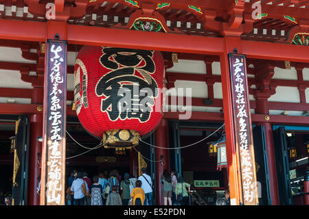 I turisti e i buddisti simili vagare i motivi del Tempio di Sensoji nel quartiere di Asakusa di Tokyo, Giappone. Foto Stock