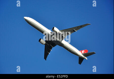 La Turkish Airlines Boeing 777-300ER aeromobili in fase di decollo dall'aeroporto di Heathrow, Greater London, England, Regno Unito Foto Stock