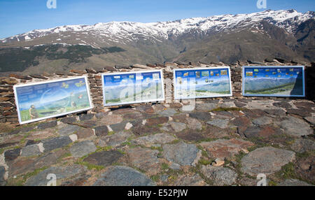 Pannelli informativi circa il paesaggio della Sierra Nevada in alta Alpujarras Hoya del Portillo, Capileira, Spagna Foto Stock