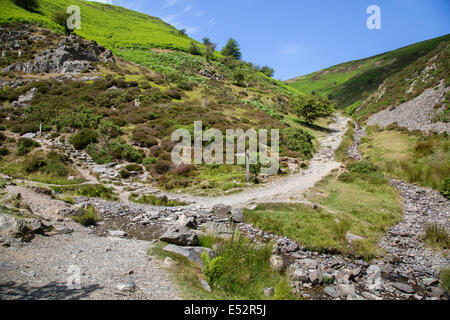 Incrocio di sentieri nella cardatura Mill Valley a Cava Lightspout sulla lunga Mynd nello Shropshire REGNO UNITO Foto Stock