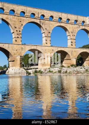 Pont du Gard riflesso nelle acque del fiume Gardon nel Languedoc-Roussillon, Francia. Foto Stock