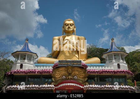 Tempio d'oro di Dambulla con la statua di un Buddha gigante seduto sul suo tetto. Foto Stock