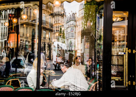 Cafe riflessioni in Parigi Francia Foto Stock