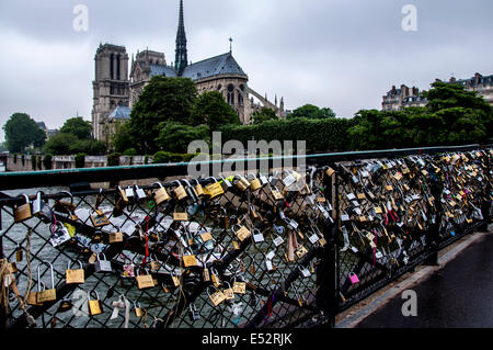 Lovelocks sul Pont de LArcheveche in Parigi Francia Foto Stock