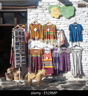 Negozio di abbigliamento la visualizzazione di abbigliamento tradizionale, Capileira village, alta alpujarras Sierra Nevada, provincia di Granada, Spagna Foto Stock