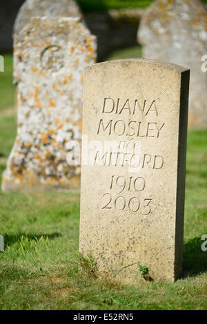 Diana Mosley (nee Mitford) grave Swinbrook sagrato. Foto Stock