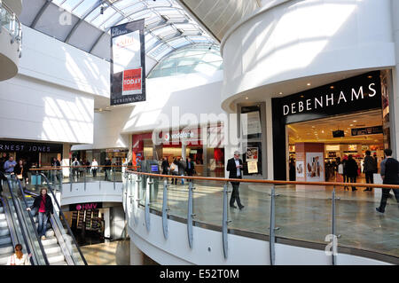 Vista interna del centro commerciale Oracle Reading, Berkshire, Inghilterra, Regno Unito Foto Stock