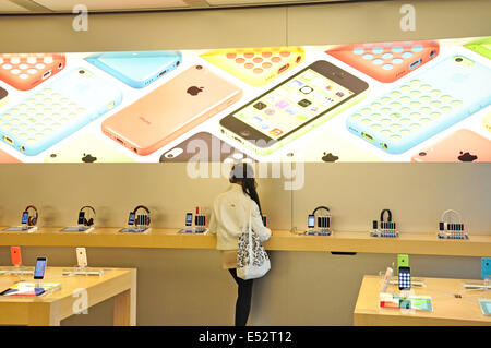 Apple Store, Oracle, la Oracle shopping centre, Reading, Berkshire, Inghilterra, Regno Unito Foto Stock