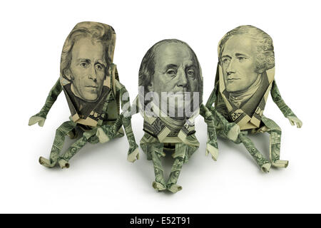 3 Origami figure umane fatte dalla U.S. Valuta con Ben Franklin nel mezzo. Foto Stock