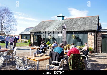 Sala da pranzo esterna a Windsor Farm Shop, Datchet Road, Old Windsor, Berkshire, Inghilterra, Regno Unito Foto Stock