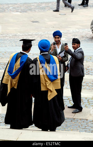 Università di Coventry il giorno di graduazione, Coventry, Regno Unito Foto Stock