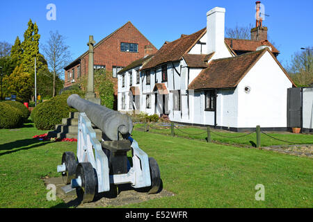 Chobham Cannon e Cottage, High Street, Chobham, Surrey, England, Regno Unito Foto Stock