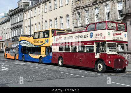 Open top tour di autobus parcheggiati in St Andrews Square Edinburgh Foto Stock