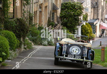 Un nero MG TF classico auto parcheggiate in Cotswold città di Burford, Oxfordshire, England, Regno Unito Foto Stock