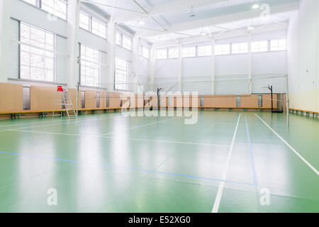 Emptry indoor campi da tennis nella grande sala sportiva Foto Stock